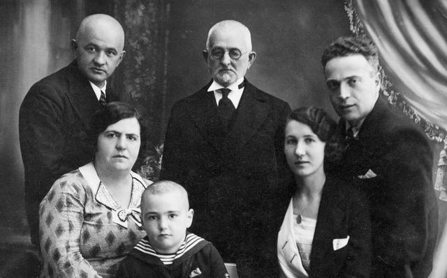 Слева, сверху вниз: Давид, Хая и Моисей Миркесы. 1930-е гг.