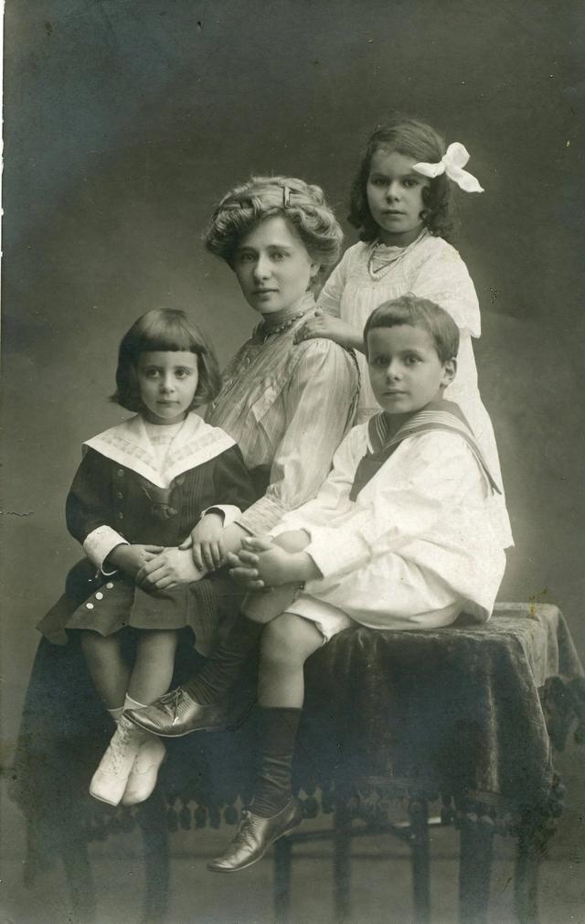 Лидия Моисеевна Шмелькина (урожденная Аскнази) с дочкой Надеждой (стоит справа) и сыном Михаилом. Еще одна девочка на фото - племянница Лидии - Раиса Зискинд.