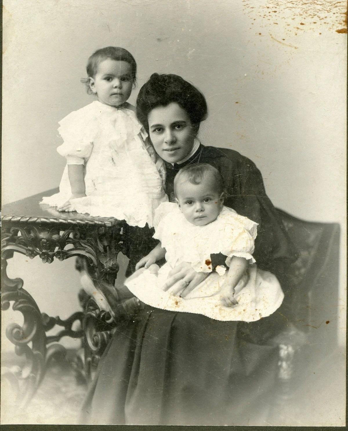 Лидия Моисеевна Шмелькина с дочкой Надеждой и сыном Михаилом.